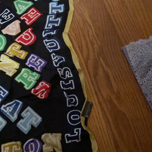 Louis Vuitton Silk Scarf/Wrap - Picture 9 of 16